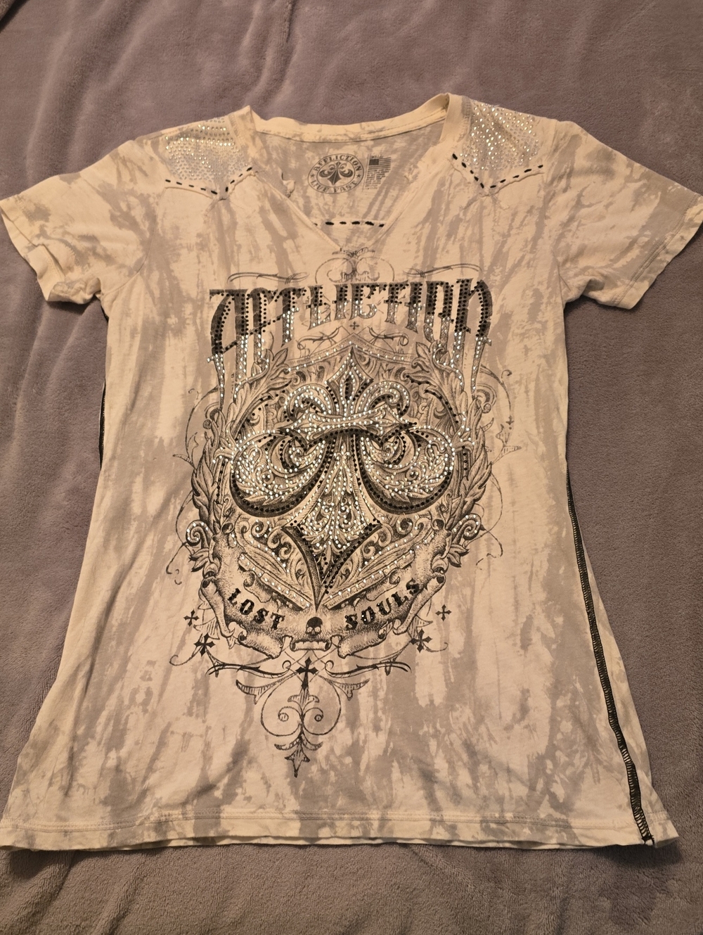AFFLICTION Studded Graphic V-Neck Tee White/grey